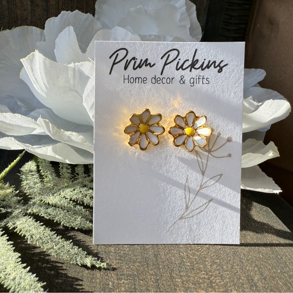⭐️ 2/$20 earring sets ⭐️ Gold and White Flower Earrings Daisy cute flower